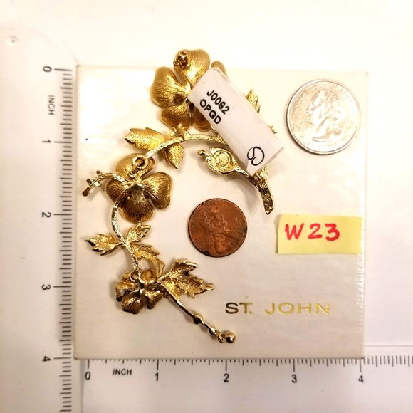 🔻REDUCED❣NIB St. John signature white camilia gold crystals enamel brooch RARE❣ - Picture 3 of 8